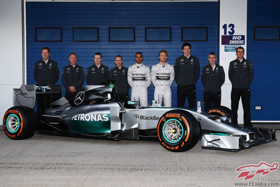 La plana mayor de Mercedes con el W05