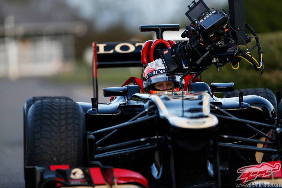 Plano corto con Nicolas Prost vestido de Romain Grosjean