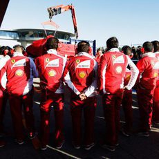 Los miembros de Ferrari tapan el F14-T