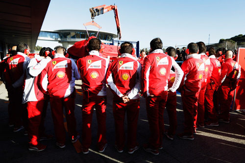Los miembros de Ferrari tapan el F14-T