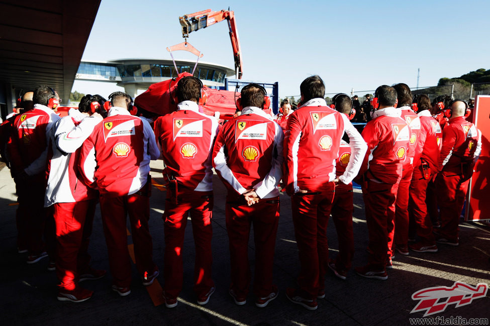 Los miembros de Ferrari tapan el F14-T