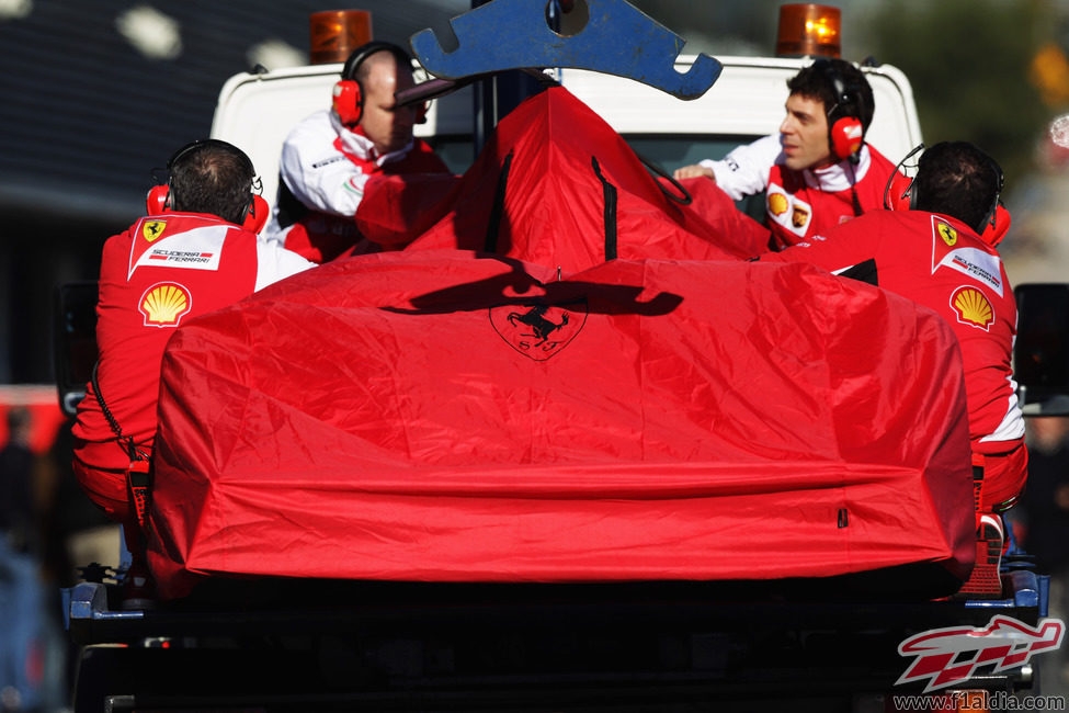 El Ferrari F14-T tapado en la grua