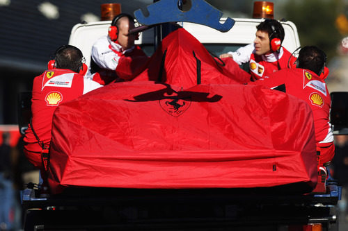 El Ferrari F14-T tapado en la grua