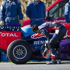 Daniel Ricciardo examina la trasera del RB10