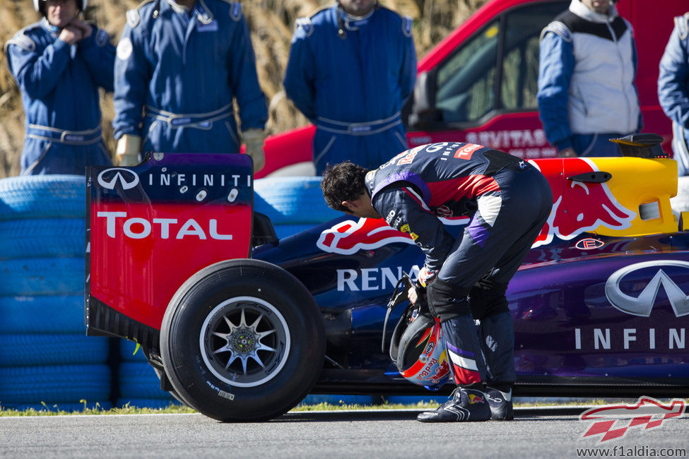 Daniel Ricciardo examina la trasera del RB10