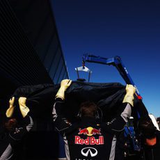 El RB10 vuelve a boxes