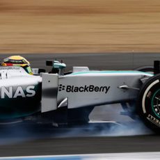 Lewis Hamilton se pasa de frenada