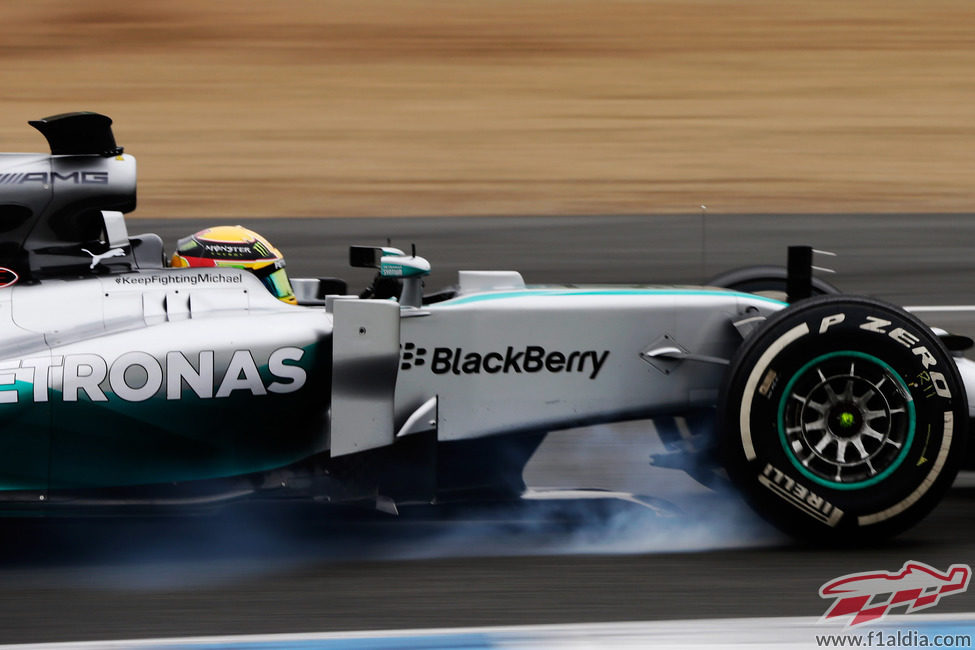 Lewis Hamilton se pasa de frenada