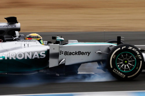 Lewis Hamilton se pasa de frenada