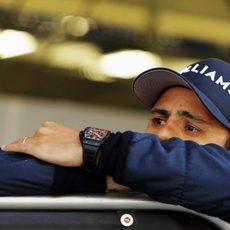 Felipe Massa apoyado en el box