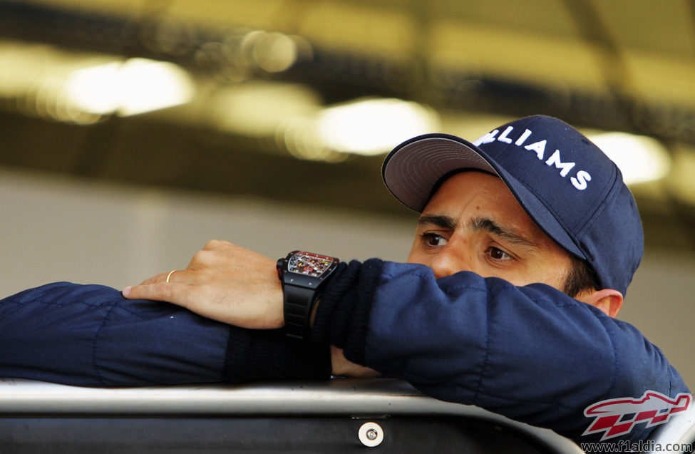 Felipe Massa apoyado en el box