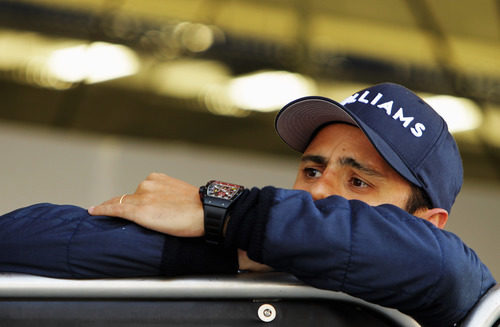 Felipe Massa apoyado en el box