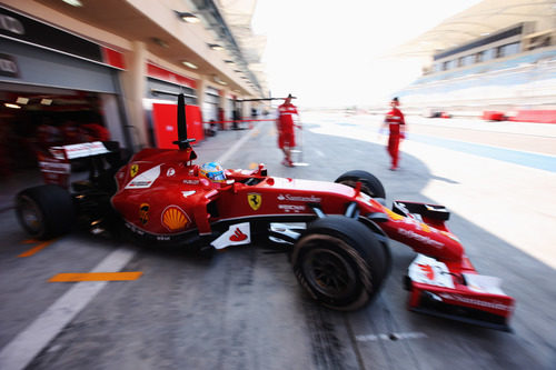 Fernando Alonso sale a pista en Sakhir