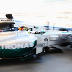 Lewis Hamilton, camino del pitlane