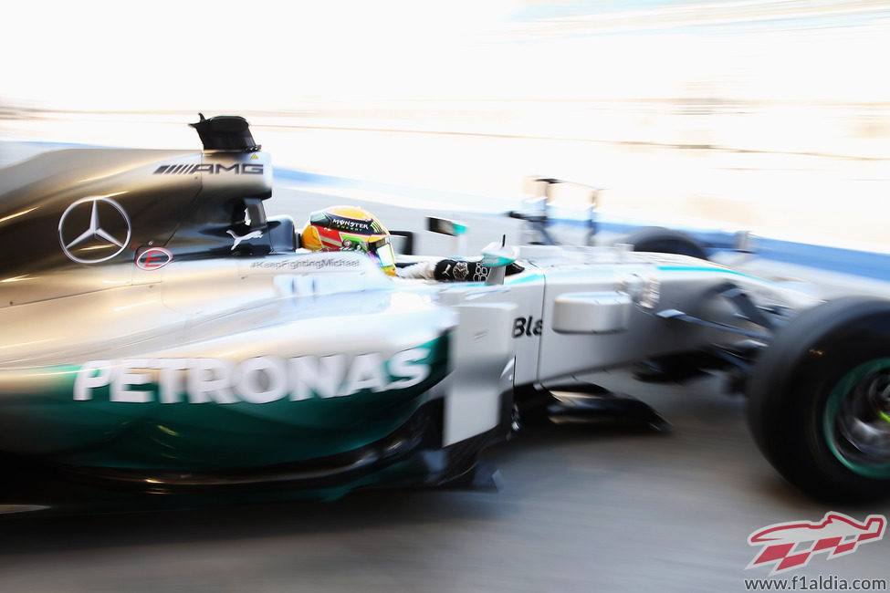 Lewis Hamilton, camino del pitlane