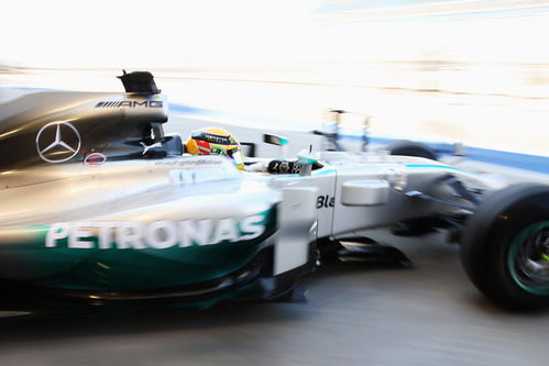 Lewis Hamilton, camino del pitlane