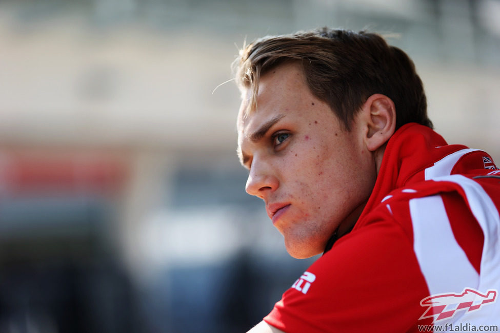 Seriedad en la cara de Max Chilton