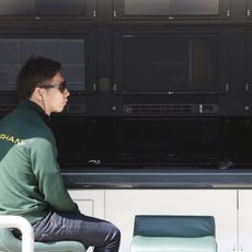 Kamui Kobayashi espera en el muro de Caterham