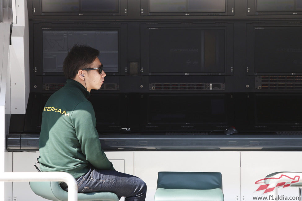 Kamui Kobayashi espera en el muro de Caterham