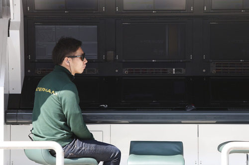 Kamui Kobayashi espera en el muro de Caterham