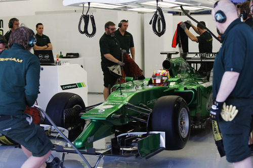 Todo listo en el box de Caterham