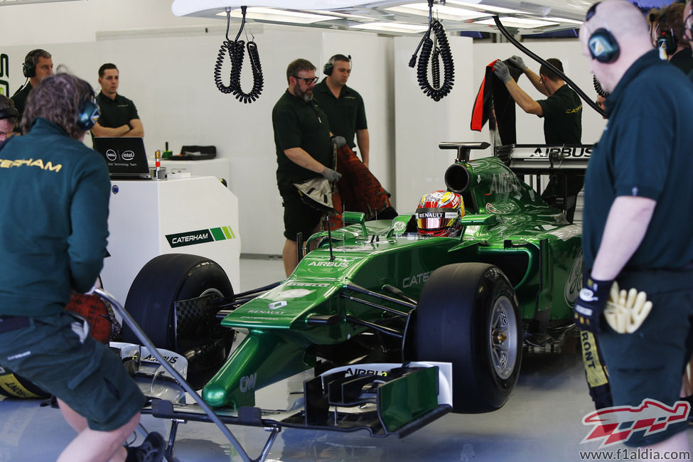 Todo listo en el box de Caterham