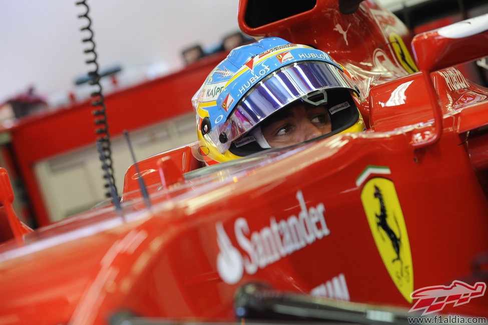 Fernando Alonso rueda en Sakhir