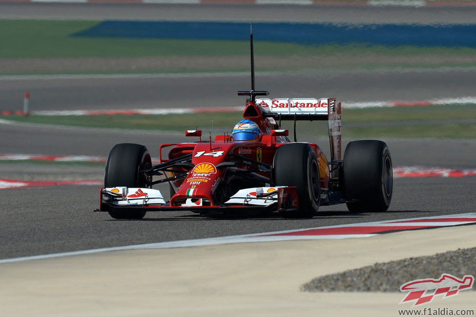 El F14-T de Alonso avanza en Baréin