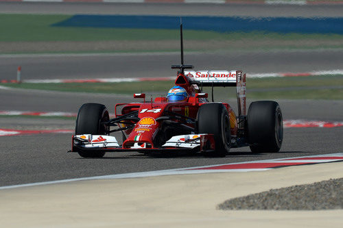 El F14-T de Alonso avanza en Baréin