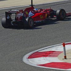 Fernando Alonso sale de una curva en Sakhir