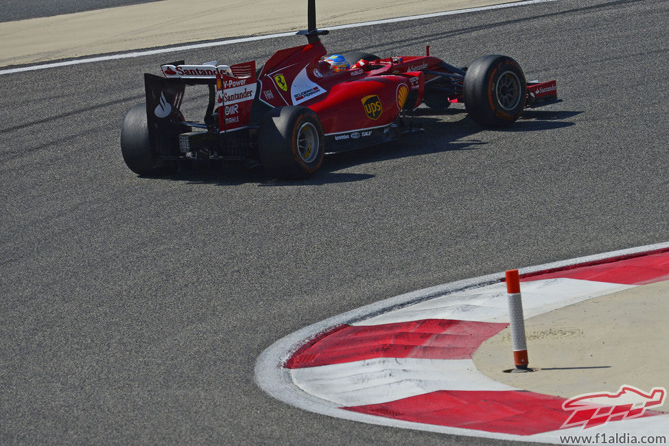 Fernando Alonso sale de una curva en Sakhir