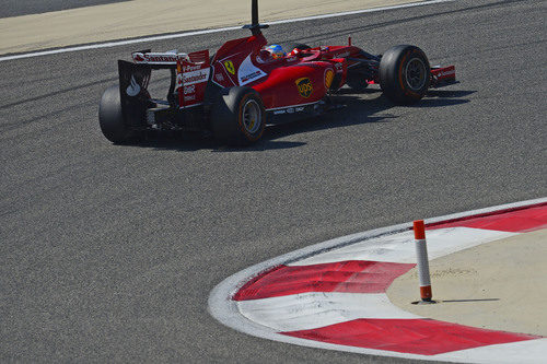 Fernando Alonso sale de una curva en Sakhir