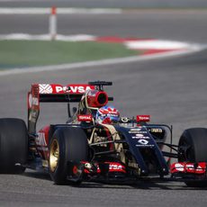 El Lotus E22 de Romain Grosjean rueda en Sakhir