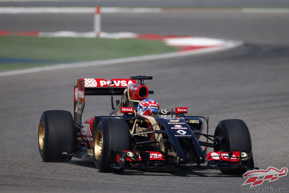 El Lotus E22 de Romain Grosjean rueda en Sakhir