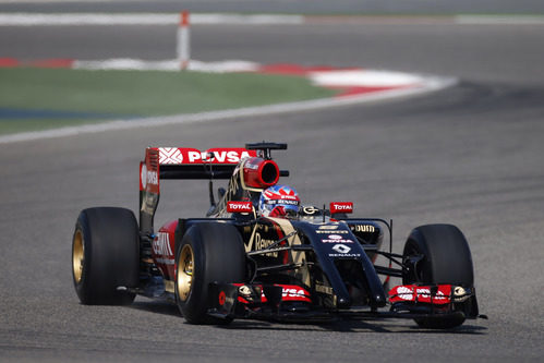 El Lotus E22 de Romain Grosjean rueda en Sakhir