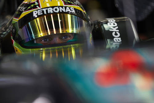 Mirada de Lewis Hamilton desde el W05