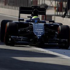 Felipe Massa abandona el 'pit-lane' para salir a pista