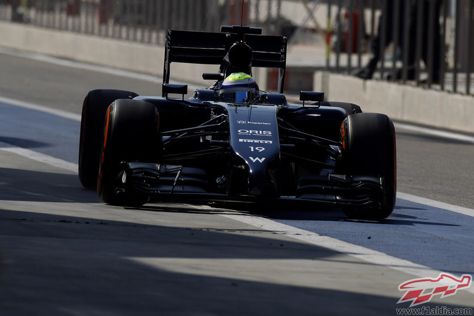 Felipe Massa abandona el 'pit-lane' para salir a pista