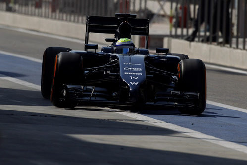 Felipe Massa abandona el 'pit-lane' para salir a pista