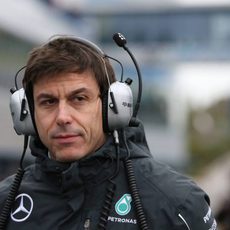 Toto Wolff con semblante serio en Mercedes