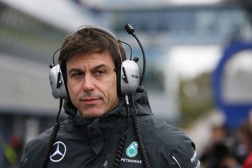 Toto Wolff con semblante serio en Mercedes