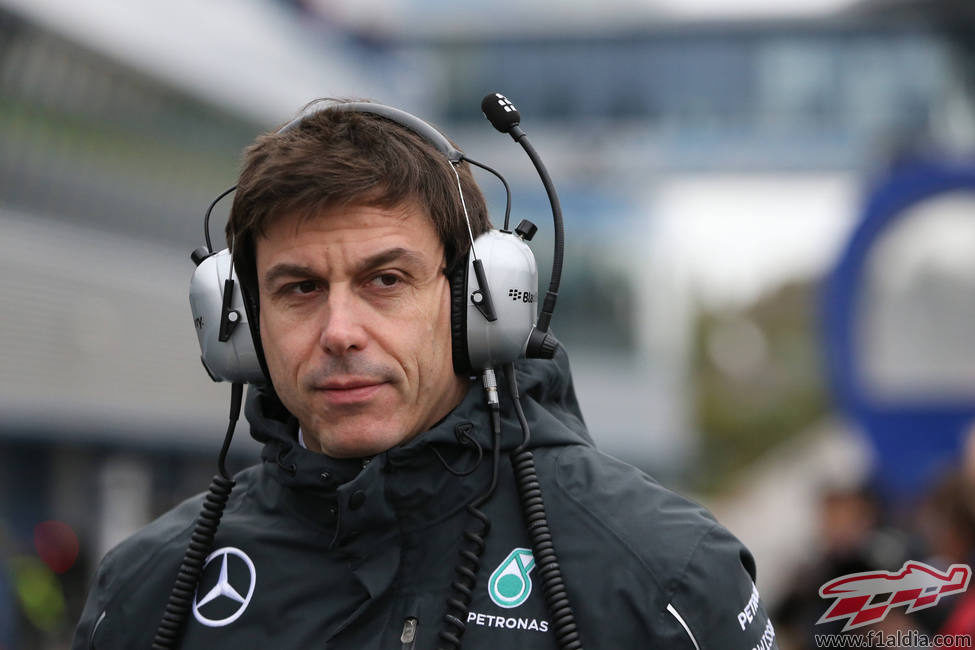 Toto Wolff con semblante serio en Mercedes