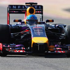 Sebastian Vettel a bordo del Red Bull RB10 en Baréin