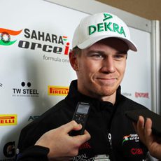 Nico Hülkenberg atiende a los medios tras finalizar la jornada