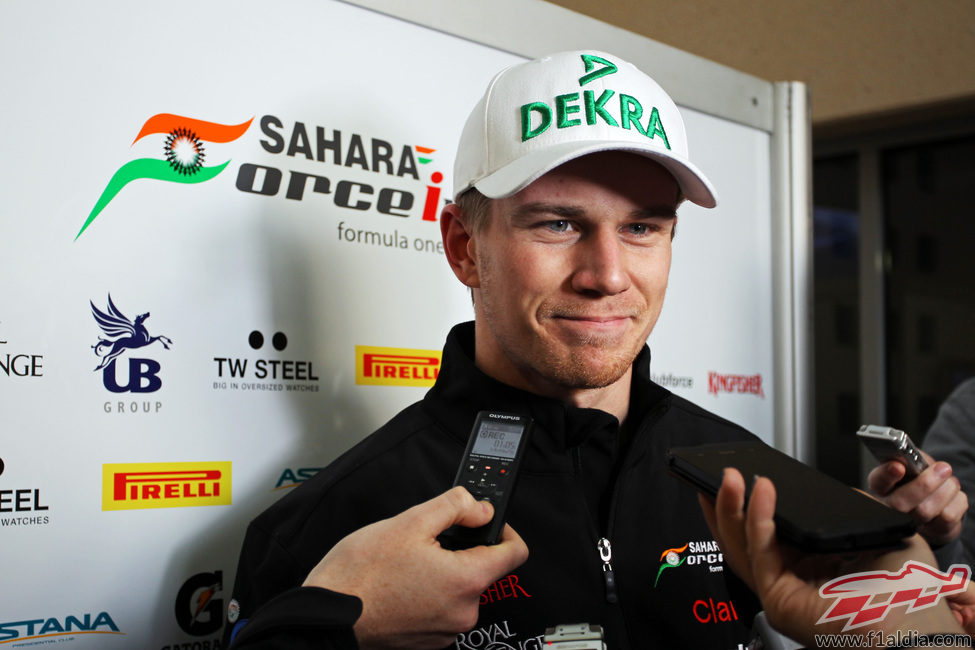 Nico Hülkenberg atiende a los medios tras finalizar la jornada