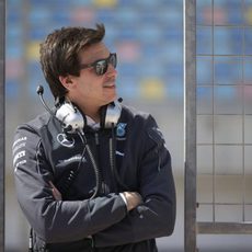 Toto Wolff posa sonriente en Baréin