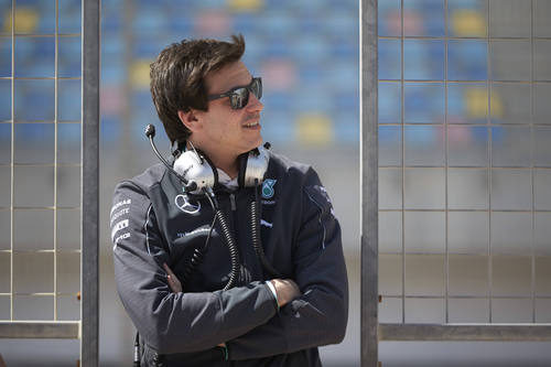 Toto Wolff posa sonriente en Baréin