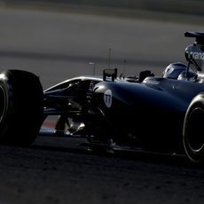 Valtteri Bottas rueda en el atardecer de Sakhir