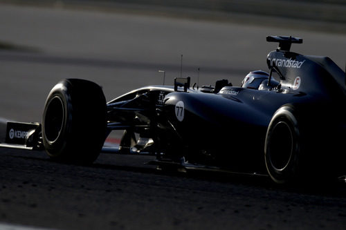 Valtteri Bottas rueda en el atardecer de Sakhir