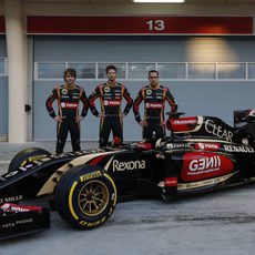 Pic, Grosjean y Maldonado posan junto al E22